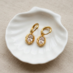 Boucles LÉANDRA sur coquillage blanc